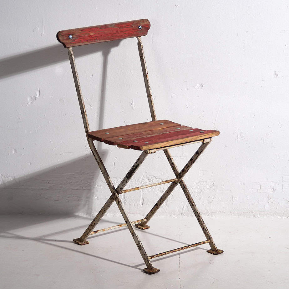 Antiguas sillas plegables de jardín en color rojo (c.1920). Conjunto de 4 piezas