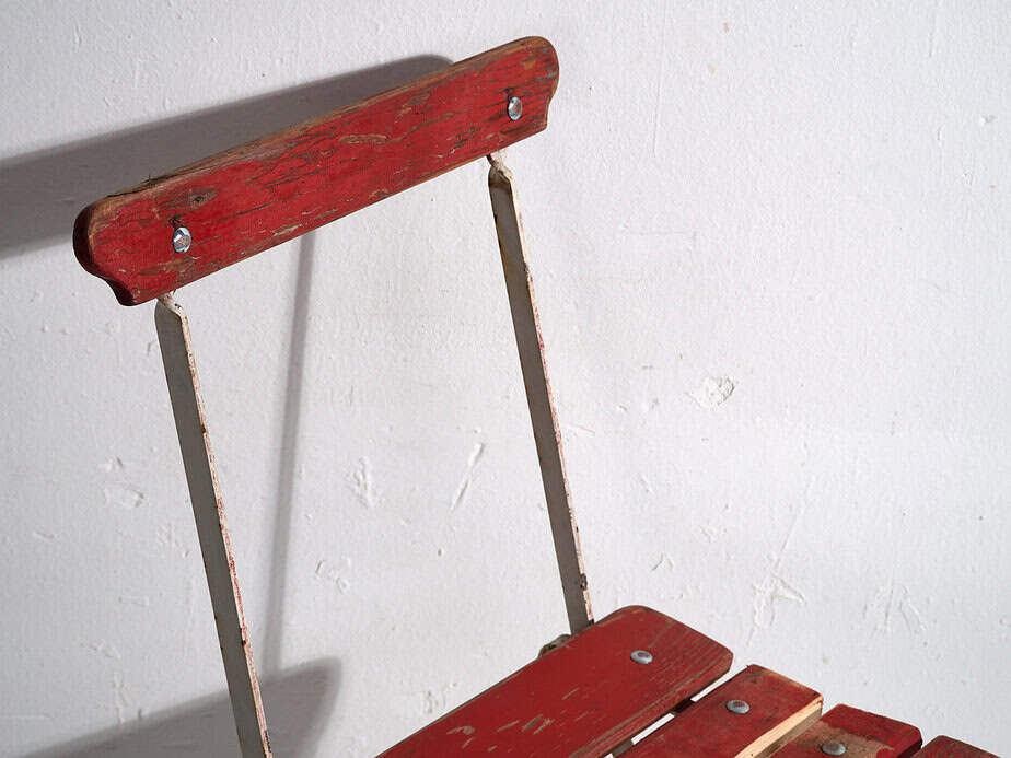 Antiguas sillas plegables de jardín en color rojo (c.1920). Conjunto de 4 piezas