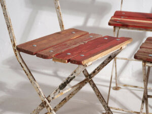 Antiguas sillas plegables de jardín en color rojo (c.1920). Conjunto de 4 piezas