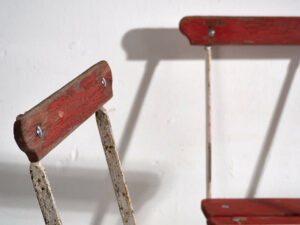 Antiguas sillas plegables de jardín en color rojo (c.1920). Conjunto de 4 piezas