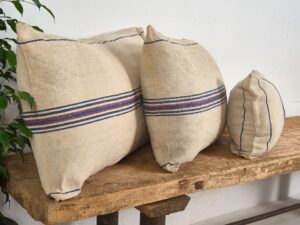 Cojín de lino antiguo de rayas azules y rojas