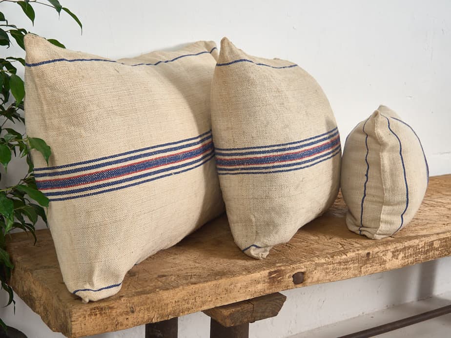 Cojín de lino antiguo de rayas azules y rojas