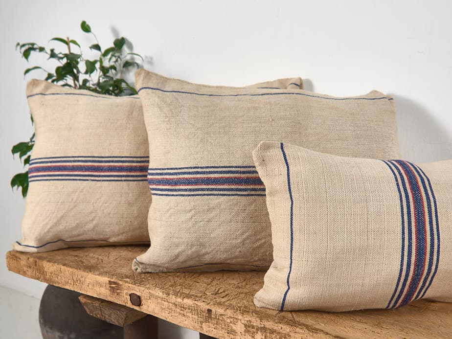 Cojín de lino antiguo de rayas azules y rojas