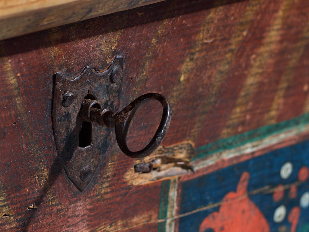 Baúl de almacenaje antiguo con motivos florales (c.1865) #14