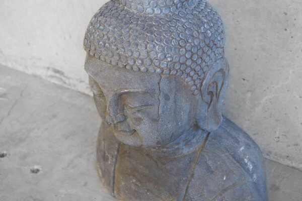 Buda de piedra oriental