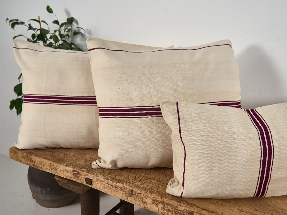 Cojín de lino antiguo de rayas rojas