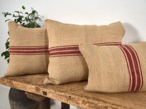 Cojín de lino natural de rayas color rojo