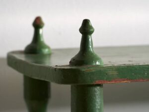 Cómoda antigua de color verde esmeralda (c.1920)