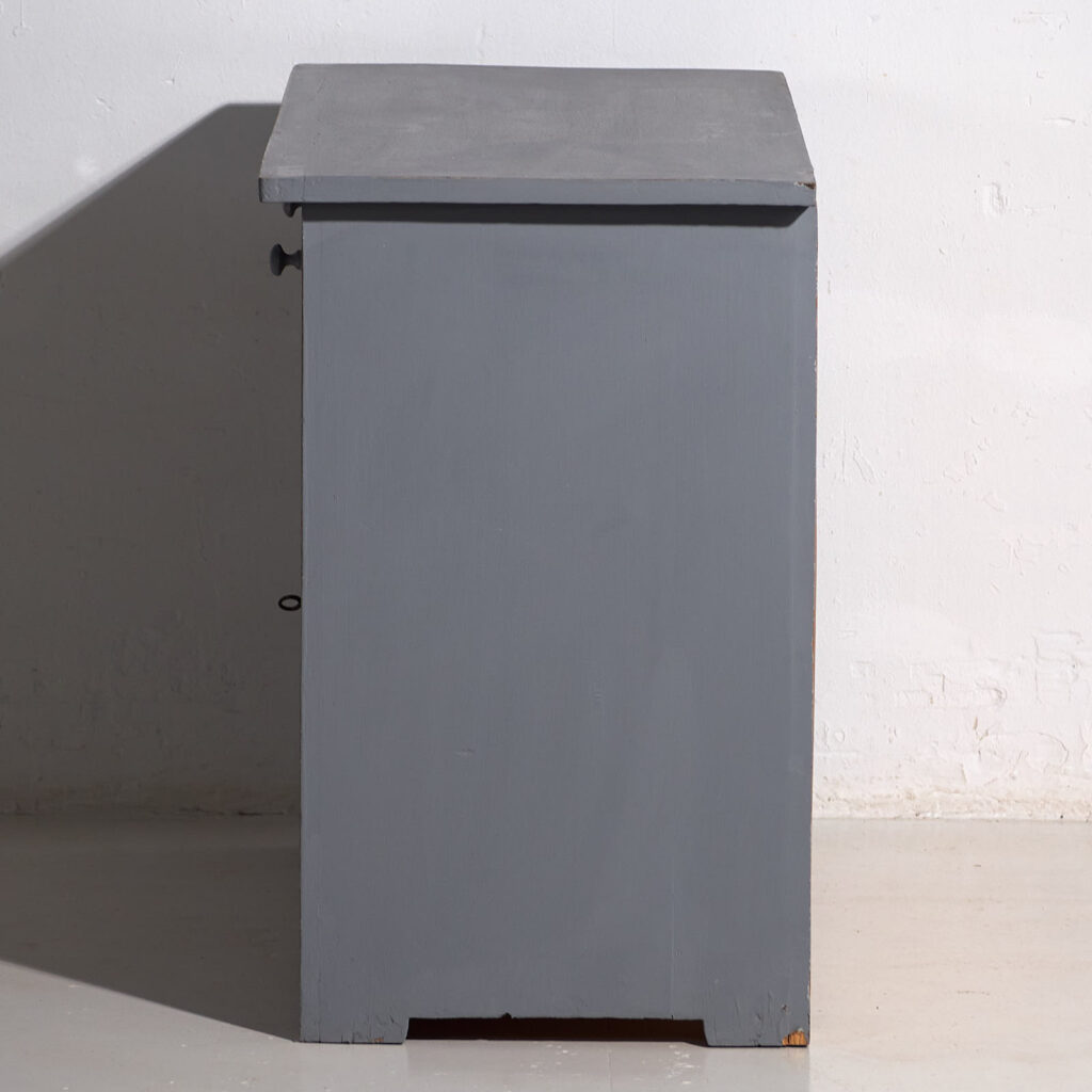 Cómoda antigua de dos puertas (c.1920) #3