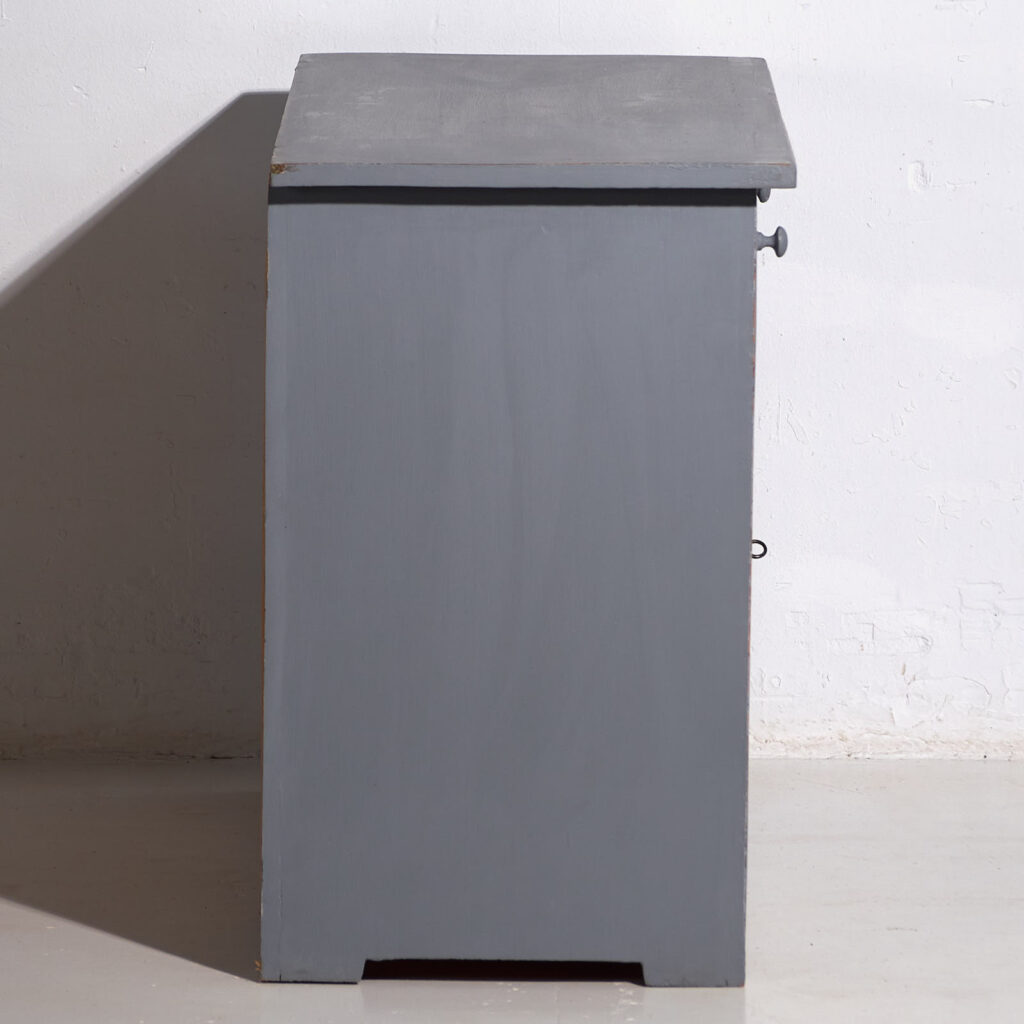 Cómoda antigua de dos puertas (c.1920) #3