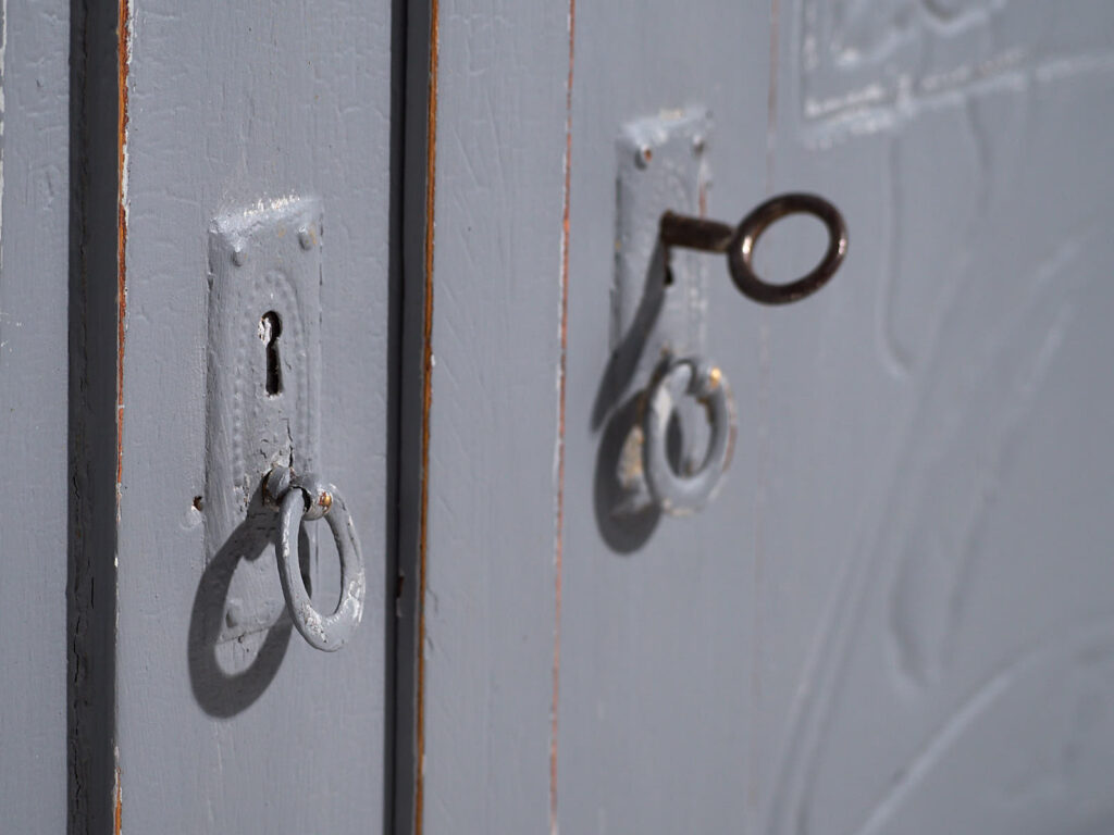 Cómoda antigua de dos puertas (c.1920) #3