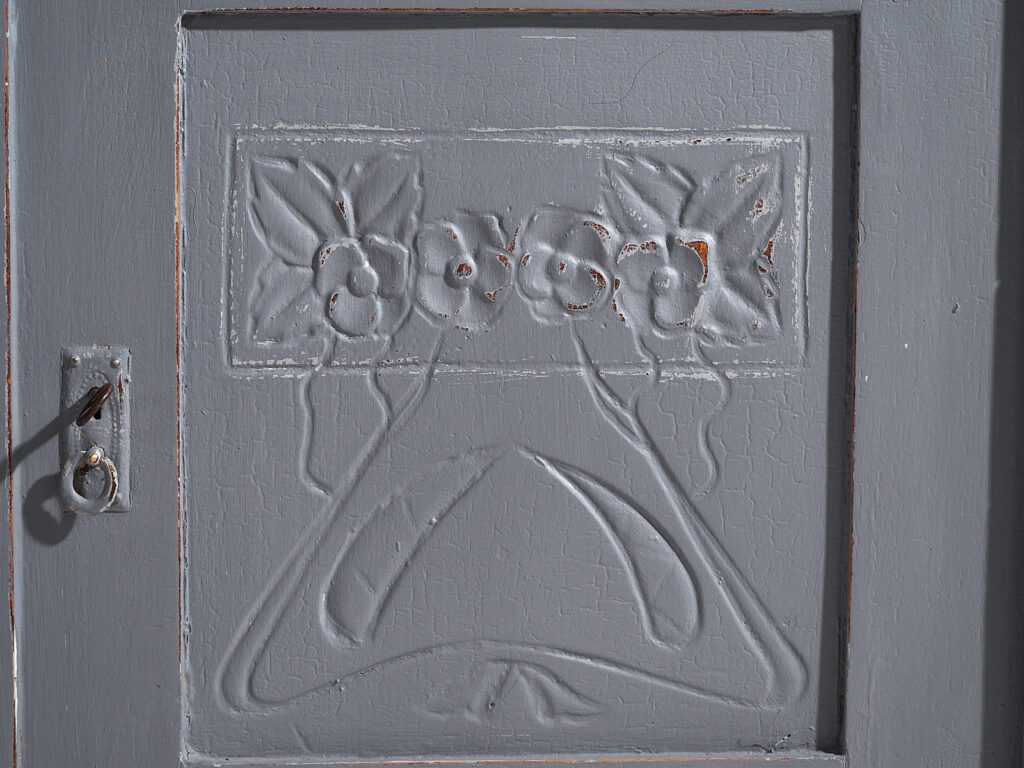 Cómoda antigua de dos puertas (c.1920) #3