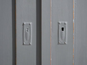 Cómoda pequeña antigua de dos puertas (c.1920) #14