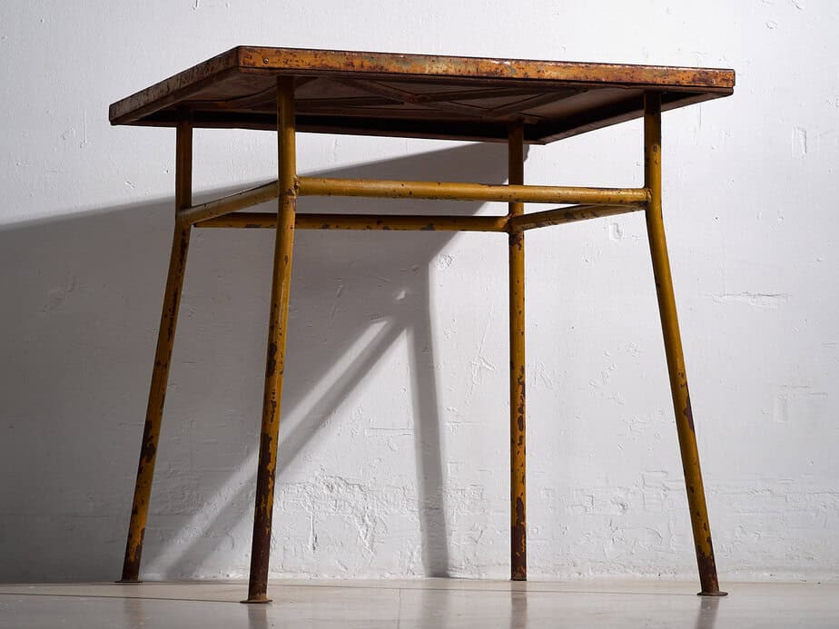 Mesa de exterior antigua de color ocre (c.1920) #3