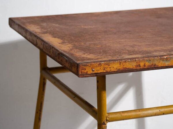 Mesa de exterior antigua de color ocre (c.1920) #3