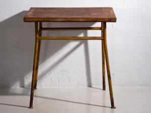 Mesa de exterior antigua de color ocre (c.1920) #3