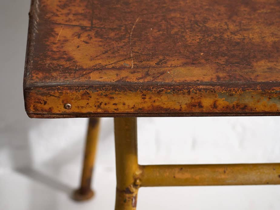 Mesa de exterior antigua de color ocre (c.1920) #3