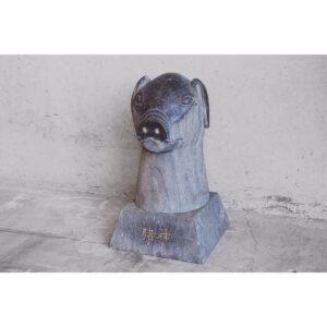 Estatua de piedra oriental del signo del cerdo del zodiaco chino