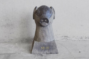 Estatua de piedra oriental del signo del cerdo del zodiaco chino