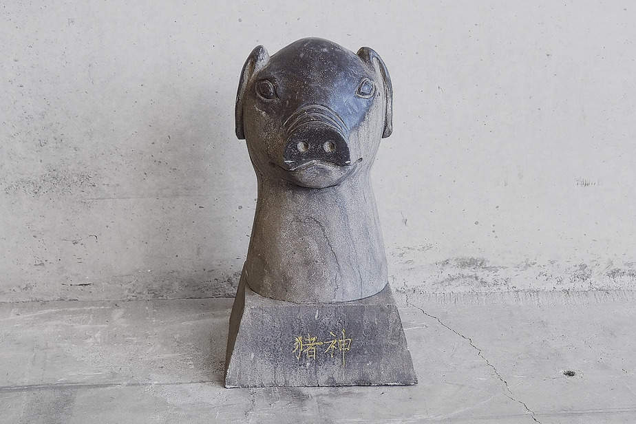 Estatua de piedra oriental del signo del cerdo del zodiaco chino