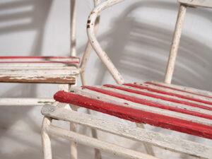 Sillas apilables antiguas para exterior (c.1920). Conjunto de 2 piezas