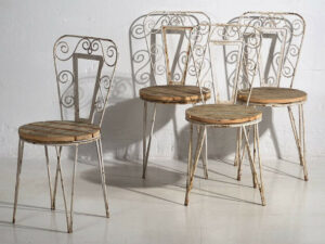 Sillas de exterior antiguas de color blanco (c.1920). Conjunto de 4 piezas