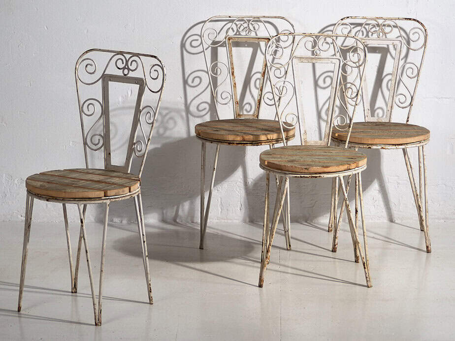 Sillas de exterior antiguas de color blanco (c.1920). Conjunto de 4 piezas