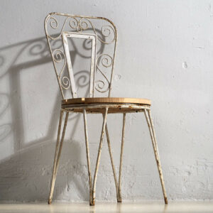 Sillas de exterior antiguas de color blanco (c.1920). Conjunto de 4 piezas