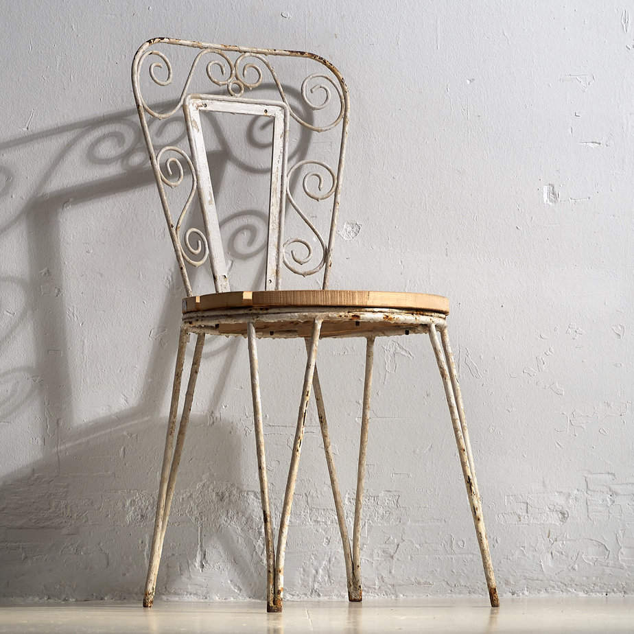 Sillas de exterior antiguas de color blanco (c.1920). Conjunto de 4 piezas