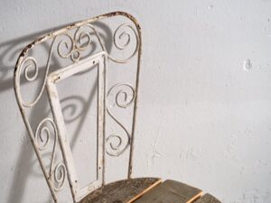 Sillas de exterior antiguas de color blanco (c.1920). Conjunto de 4 piezas