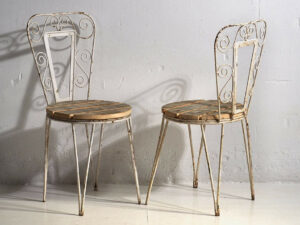 Sillas de exterior antiguas de color blanco (c.1920). Conjunto de 4 piezas