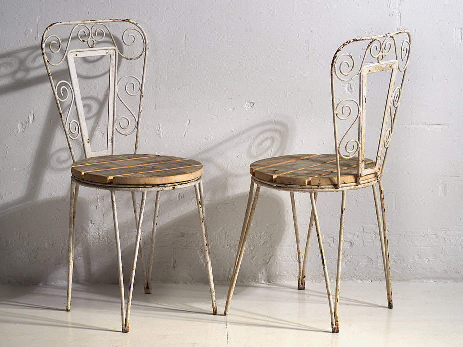 Sillas de exterior antiguas de color blanco (c.1920). Conjunto de 4 piezas