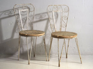 Sillas de exterior antiguas de color blanco (c.1920). Conjunto de 4 piezas