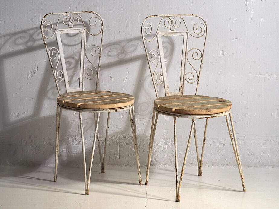 Sillas de exterior antiguas de color blanco (c.1920). Conjunto de 4 piezas