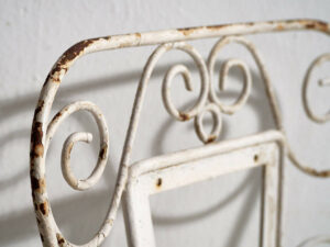 Sillas de exterior antiguas de color blanco (c.1920). Conjunto de 4 piezas