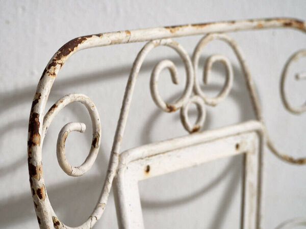 Sillas de exterior antiguas de color blanco (c.1920). Conjunto de 4 piezas