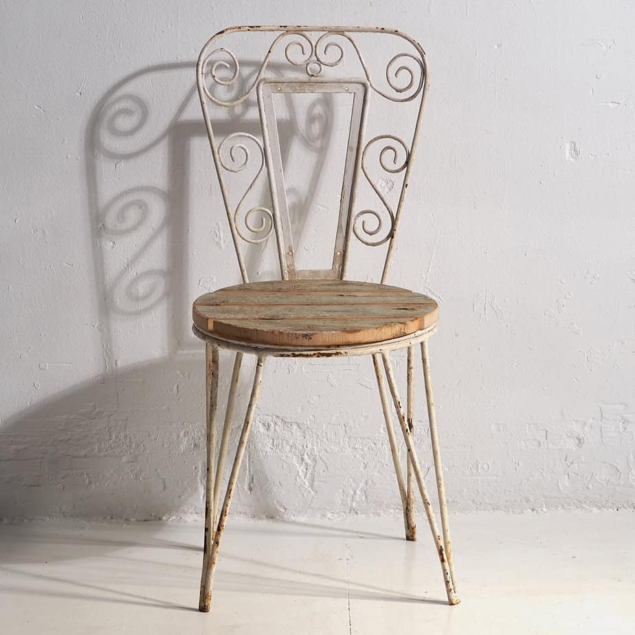 Sillas de exterior antiguas de color blanco (c.1920). Conjunto de 4 piezas