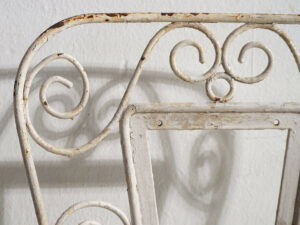 Sillas de exterior antiguas de color blanco (c.1920). Conjunto de 4 piezas