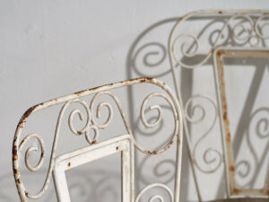 Sillas de exterior antiguas de color blanco (c.1920). Conjunto de 4 piezas