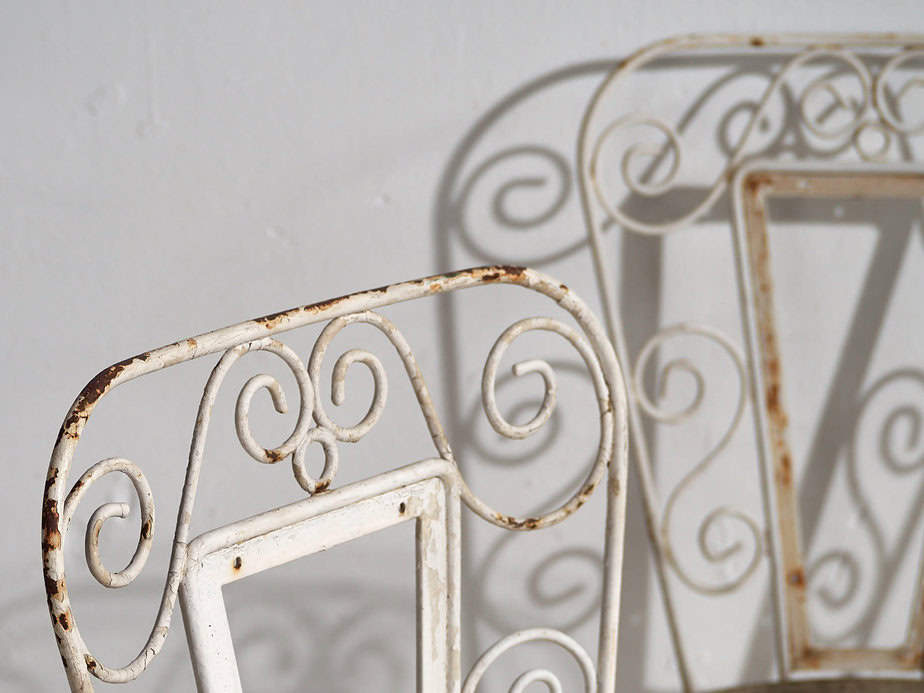 Sillas de exterior antiguas de color blanco (c.1920). Conjunto de 4 piezas