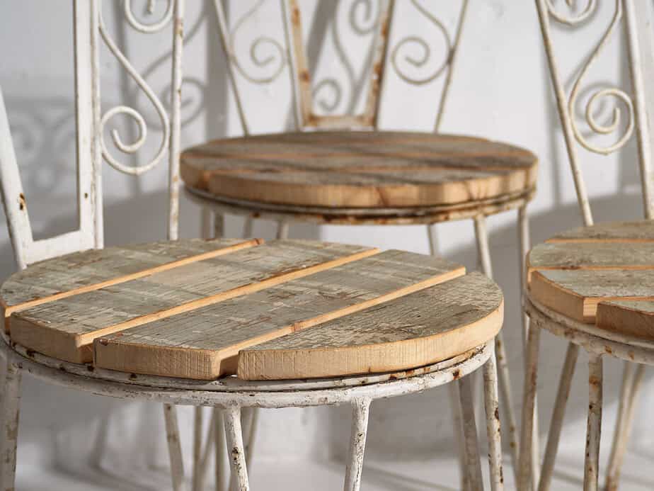 Sillas de exterior antiguas de color blanco (c.1920). Conjunto de 4 piezas