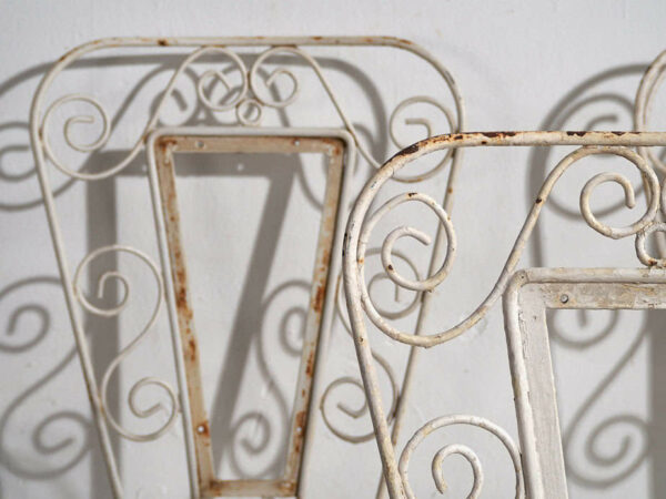 Sillas de exterior antiguas de color blanco (c.1920). Conjunto de 4 piezas