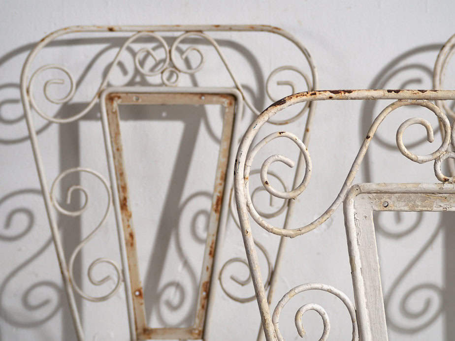 Sillas de exterior antiguas de color blanco (c.1920). Conjunto de 4 piezas