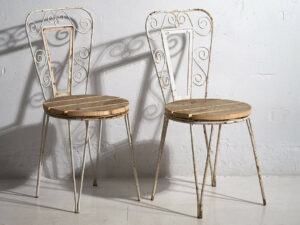 Sillas de exterior antiguas de color blanco (c.1920). Conjunto de 4 piezas