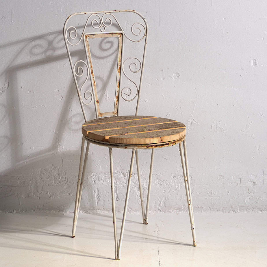 Sillas de exterior antiguas de color blanco (c.1920). Conjunto de 4 piezas