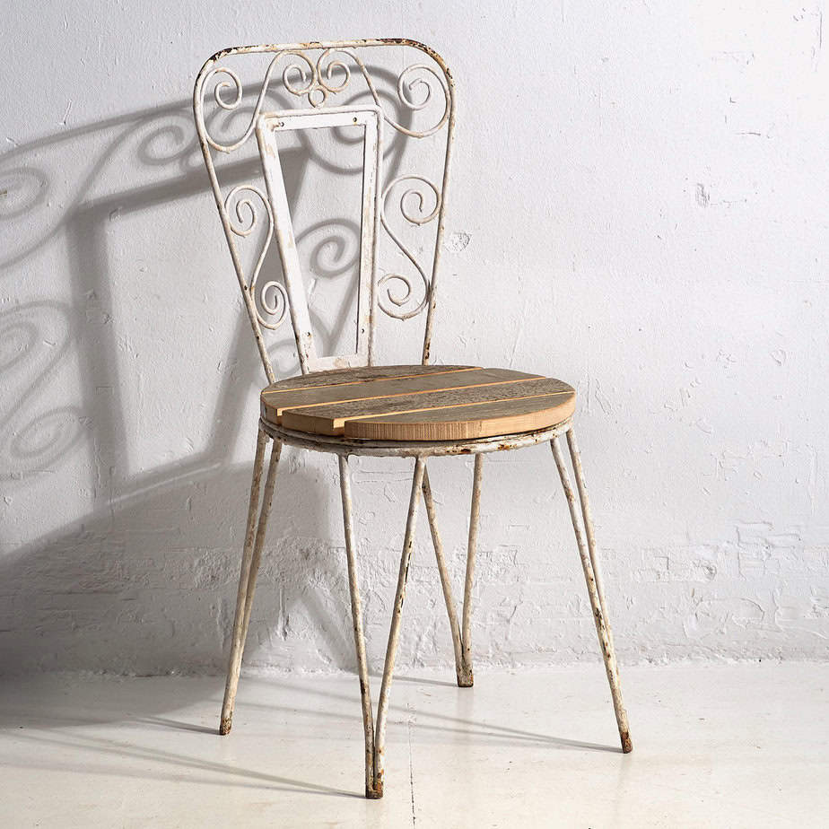 Sillas de exterior antiguas de color blanco (c.1920). Conjunto de 4 piezas