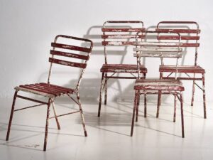 Sillas de terraza antiguas de color rojo y blanco (c.1920). Conjunto de 4 piezas
