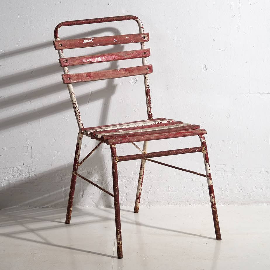 Sillas de terraza antiguas de color rojo y blanco (c.1920). Conjunto de 4 piezas