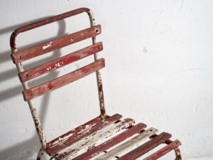 Sillas de terraza antiguas de color rojo y blanco (c.1920). Conjunto de 4 piezas