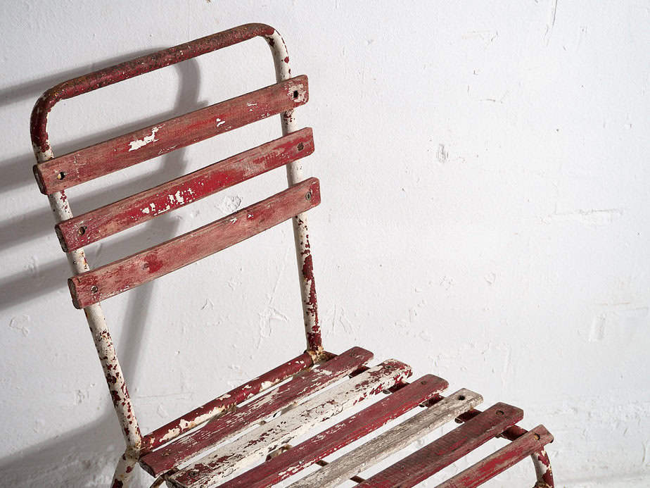 Sillas de terraza antiguas de color rojo y blanco (c.1920). Conjunto de 4 piezas